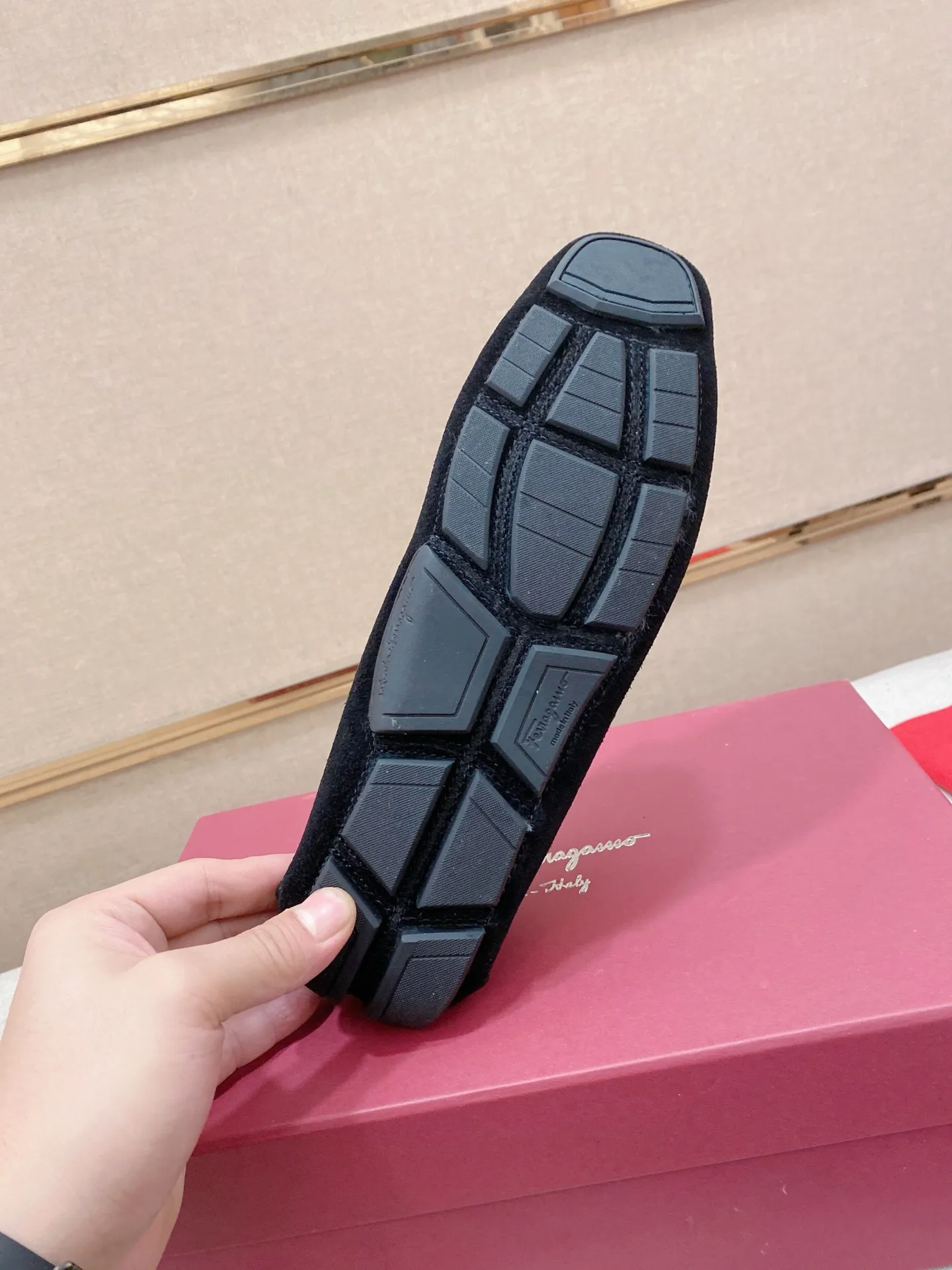 Factory price: 540💰High-end quality! Ferragamo🆕🆕Exclusive hot-selling products in stock🔥🔥New products on the shelves, high-quality Ferragamo men's pea shoes, high-end casual driving shoes, with complete packaging! 💪 💪 Material: imported suede cowhide 🐂 + imported high-quality wool lining + wear-resistant outsole 👍🏻👍🏻 Features: high-end and comfortable, purely handmade 🚀 🚀 Create the perfect shoes that suit you best 🔥 🔥 Size: (38-44) 45 standard size can be customized!